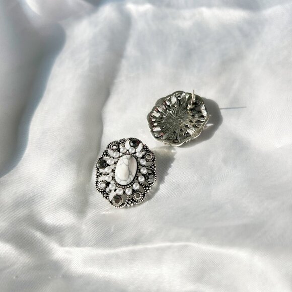 Vintage Inspired Stud Earrings Elegant Baroque Style Pearl & Faux Marble Design - Picture 2 of 3